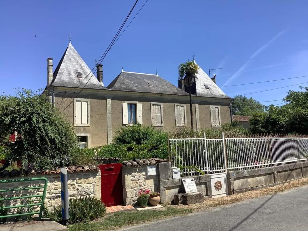 Aujac  Les Cygnes Noirs B&B 외부 사진