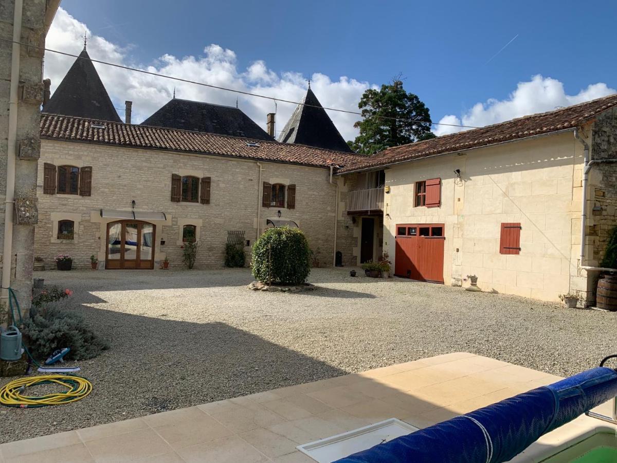 Aujac  Les Cygnes Noirs B&B 외부 사진